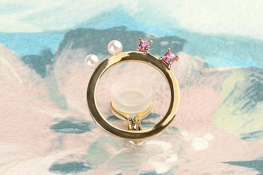 ピンクサファイアとあこや真珠、2つの宝石からシナジーを感じる独創的なイヤカフ